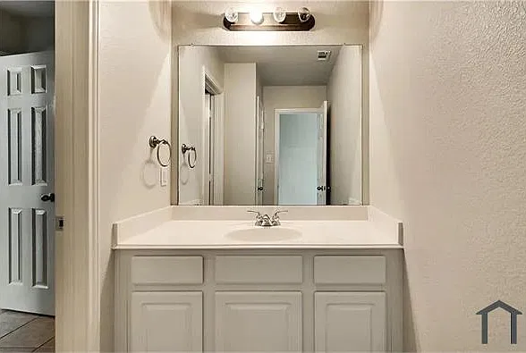 5 bed, 3684 sqft, $3,200 — Photo 3