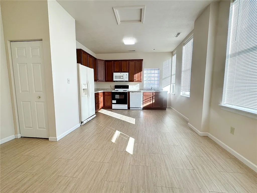 2 bed, $1,000 — Photo 2
