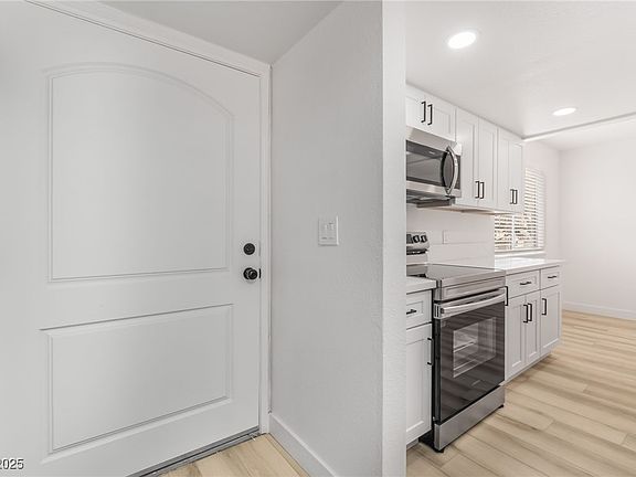 4th image of 705 N Torrey Pines Dr