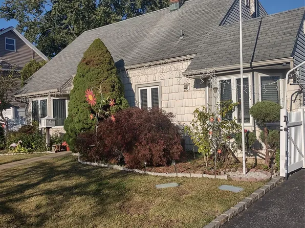 19 Curve Lane, Levittown, NY 11756