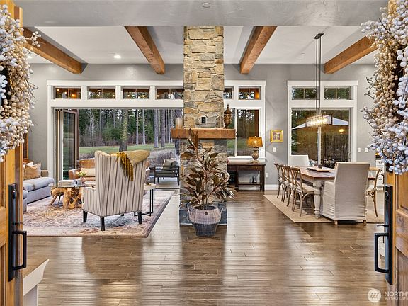 5th image of 330 Maple Leaf Loop