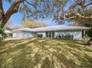 8 Riverview Dr, Sewalls Pt, FL 34996