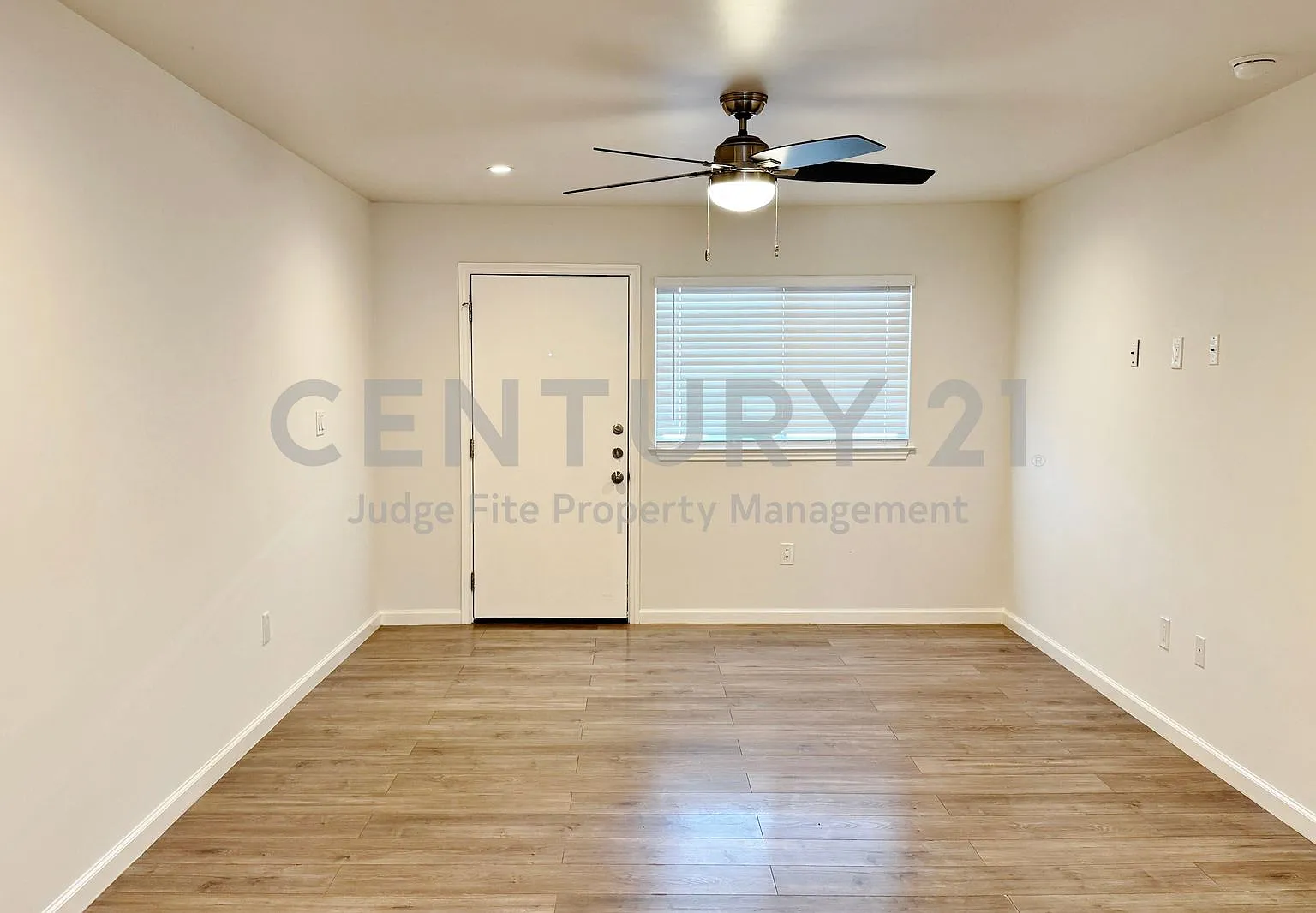 Inviting 2/2 Apartment in Dallas' Uptown East District Ready For Immediate Move-In! — Photo 4