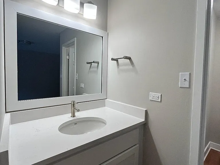 Farmingdale Apartments — Photo 15