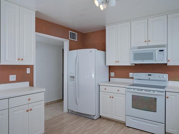 3rd image of 3230 E Waverly St #4