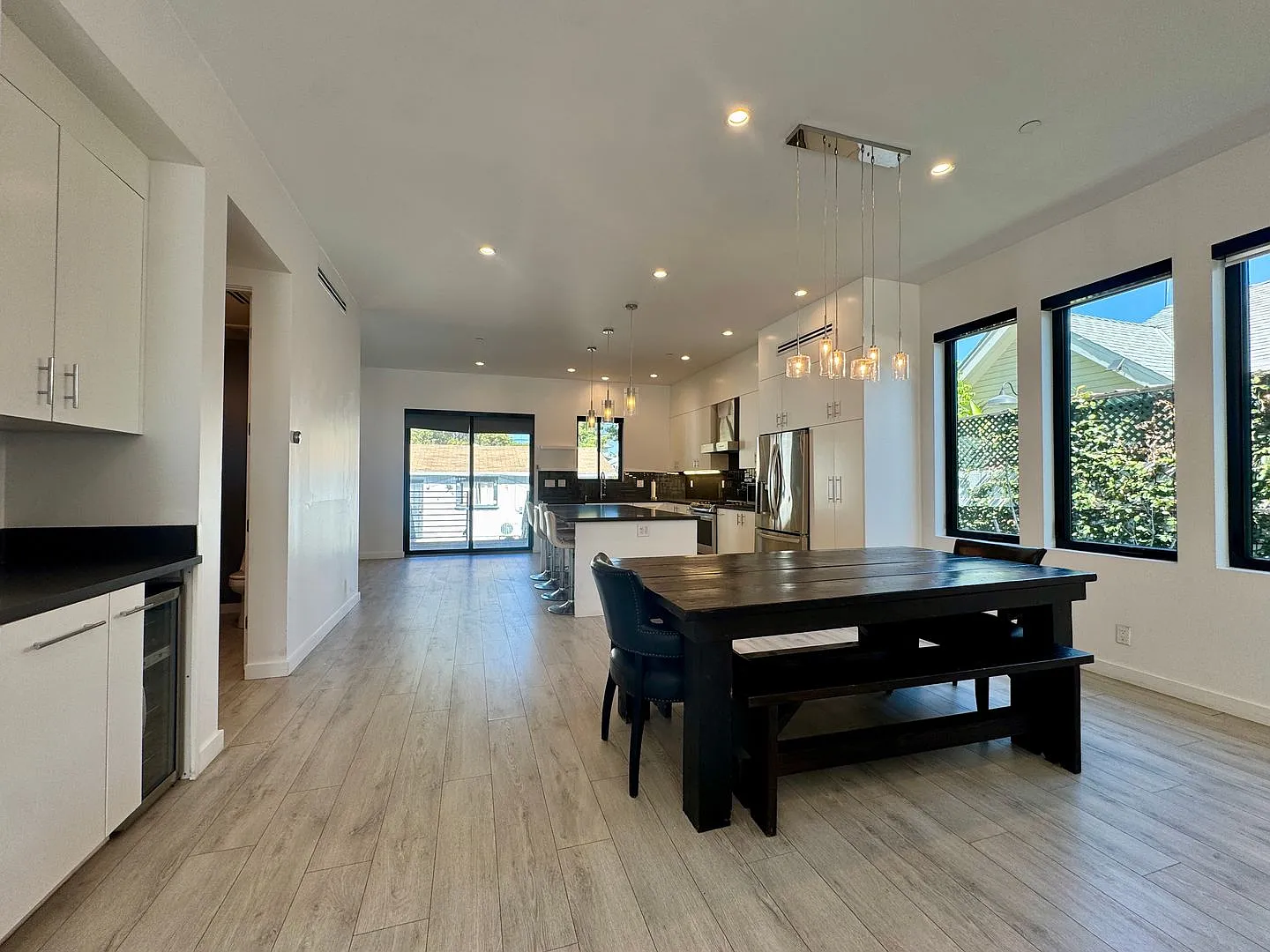 Five Bedroom/Four Bathroom Luxury House in Koreatown — Photo 3