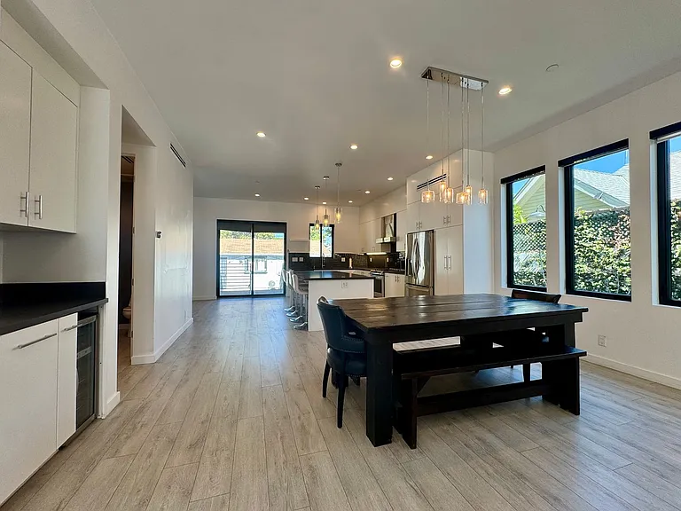 143 N Ardmore Ave — Photo 3