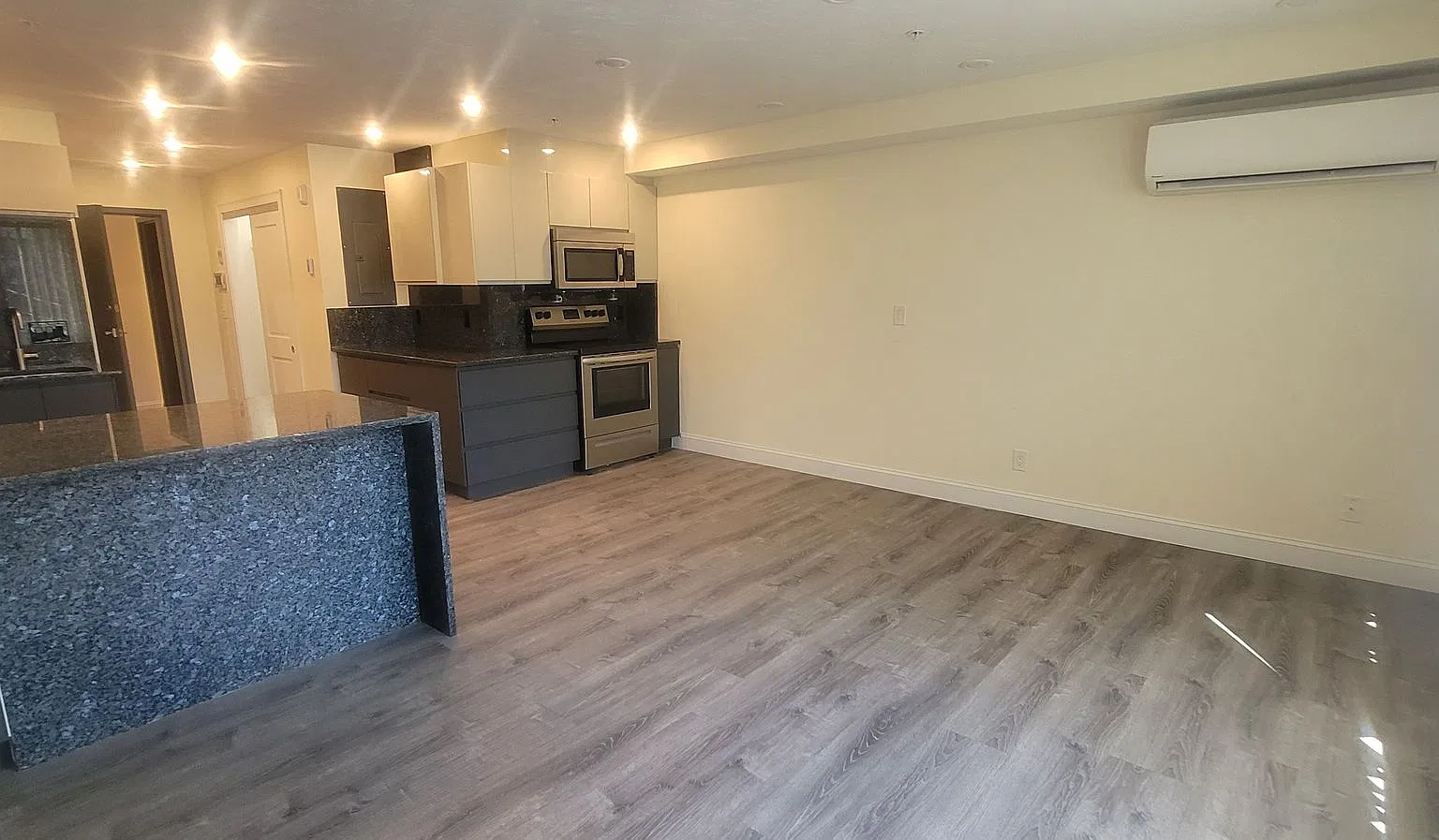 Discounted Fee! Luxury Studio Near BU & T! Perfect for Students wanting Perfect Location — Photo 4