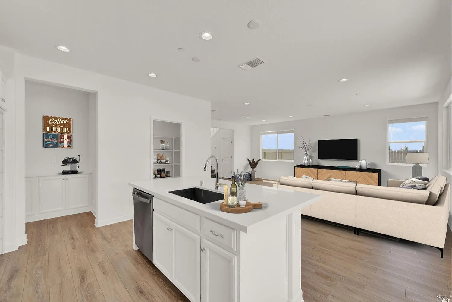 4 bed, 2023 sqft, $3,795 — Photo 3