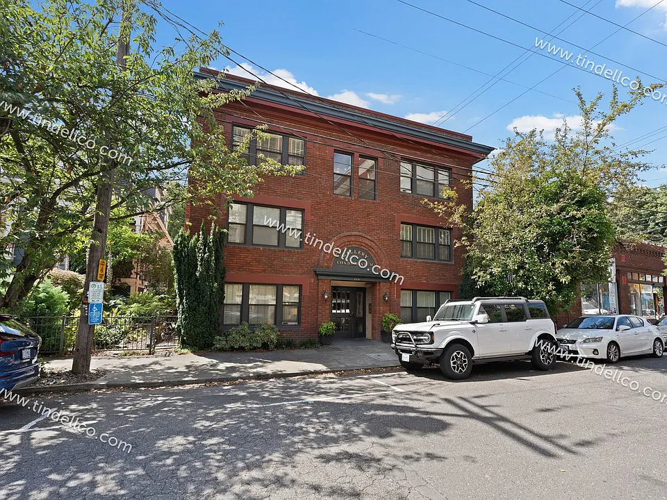 2076 NW Johnson St #201