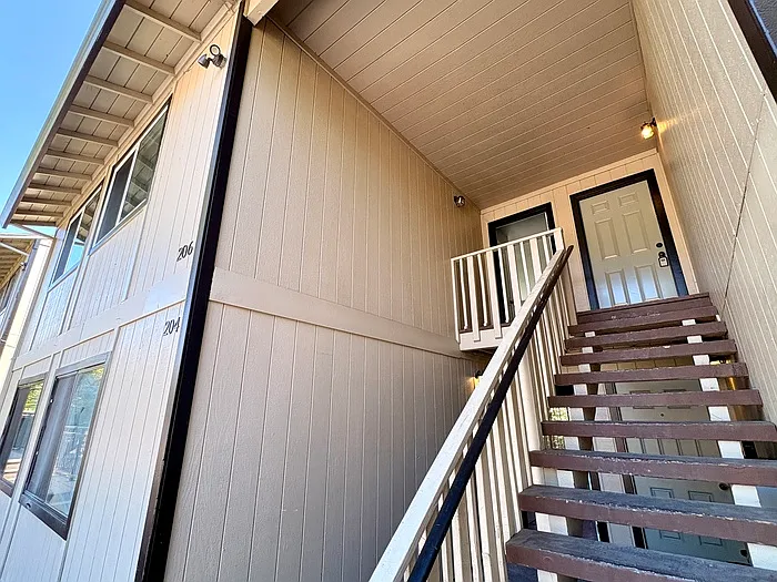2 bed, 1.0 bath, 890 sqft, $1,695 — Photo 2