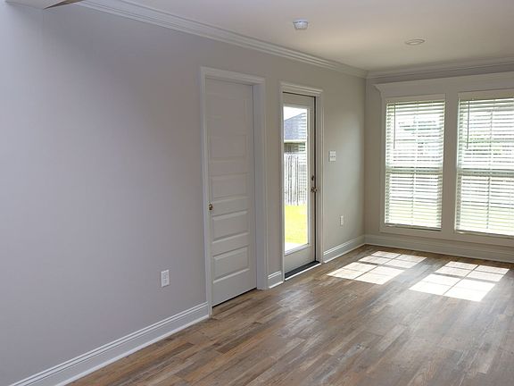 4th image of 2047 Meadow Cove Dr