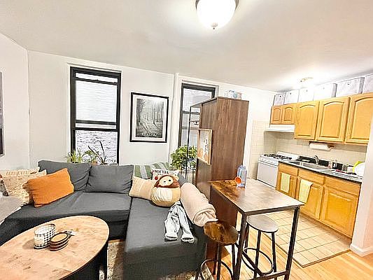 3rd image of 302 E 94th St APT 3A