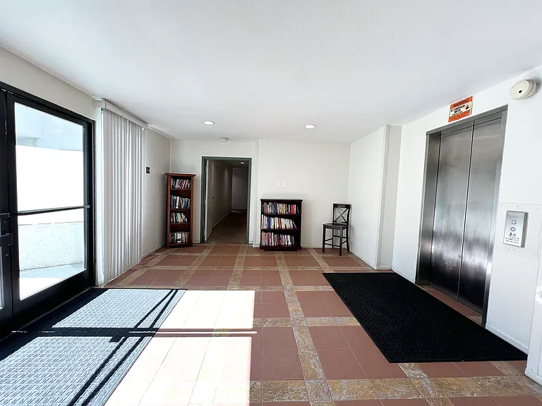 The Excalibur Apartments — Photo 15