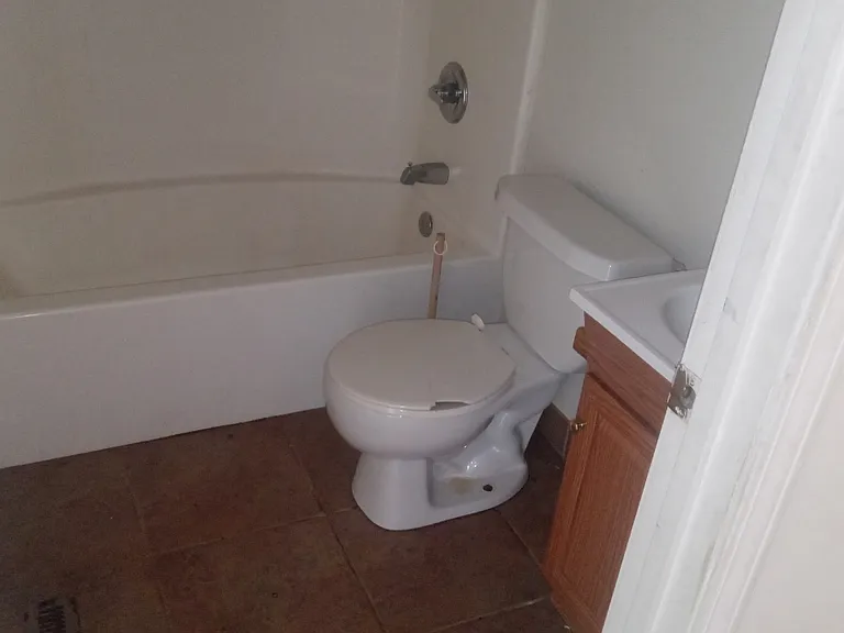 710 W College St #4 — Photo 4