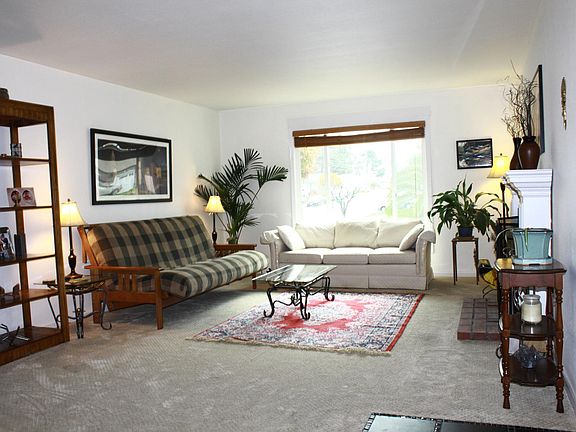 3rd image of 8 Arlington Dr