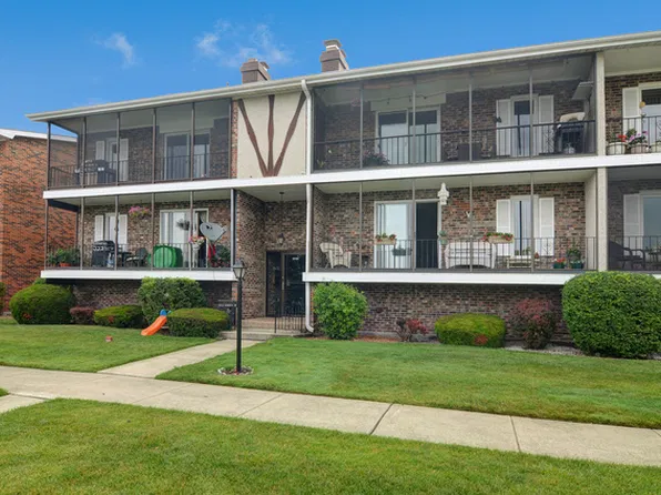11323 S Roberts Rd, Palos Hills, IL 60465