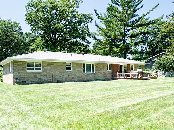 2nd image of 3908 Applewood Ln
