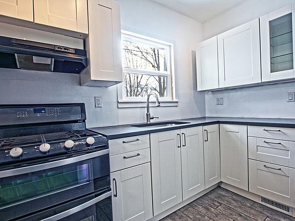 2nd image of 1615 Superior St