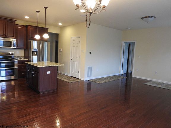 4th image of 152 Berkshire Cir