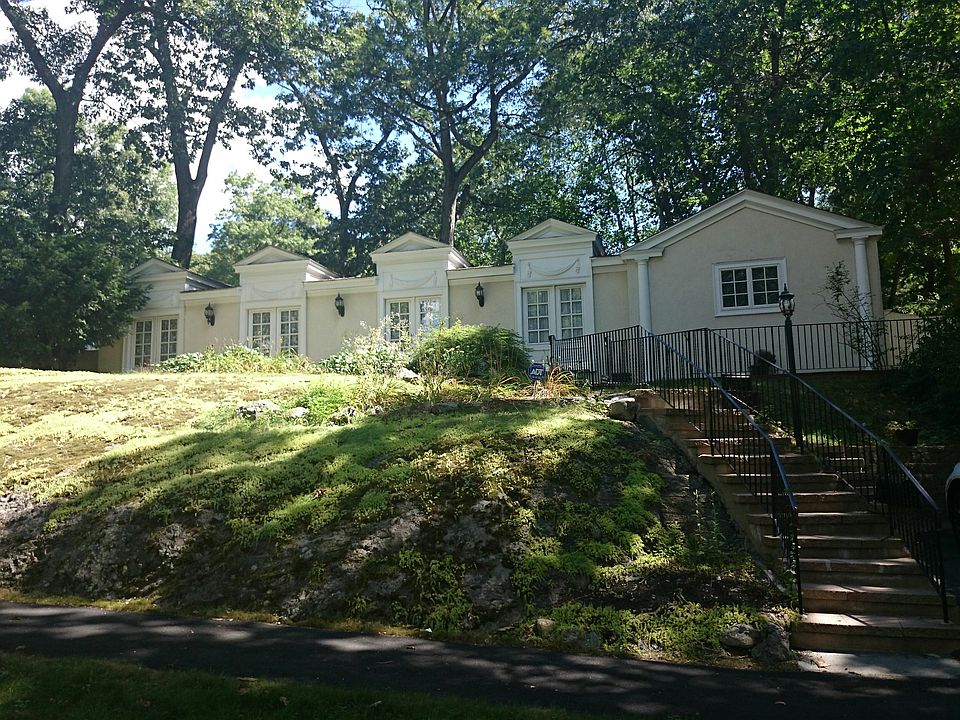2nd image of 203 Rangeley Rd