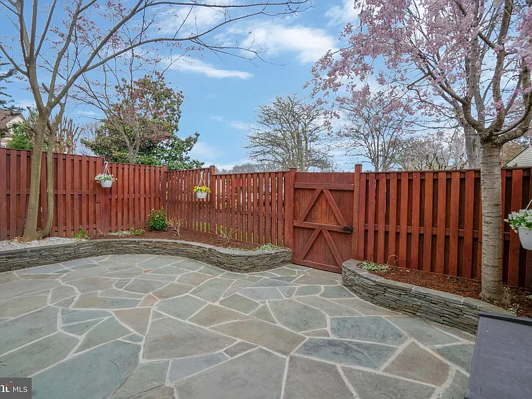 6366 Brampton Ct — Photo 12