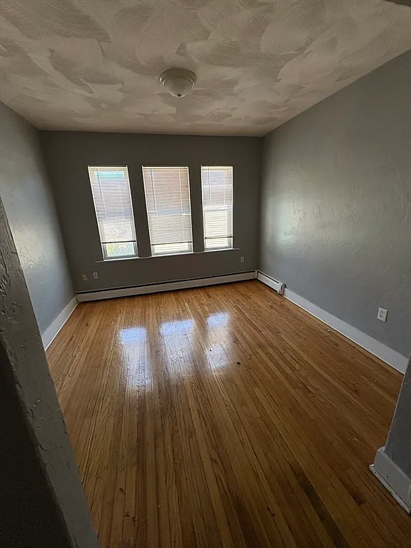 2 bed, 1.0 bath, 800 sqft, $2,400 — Photo 3