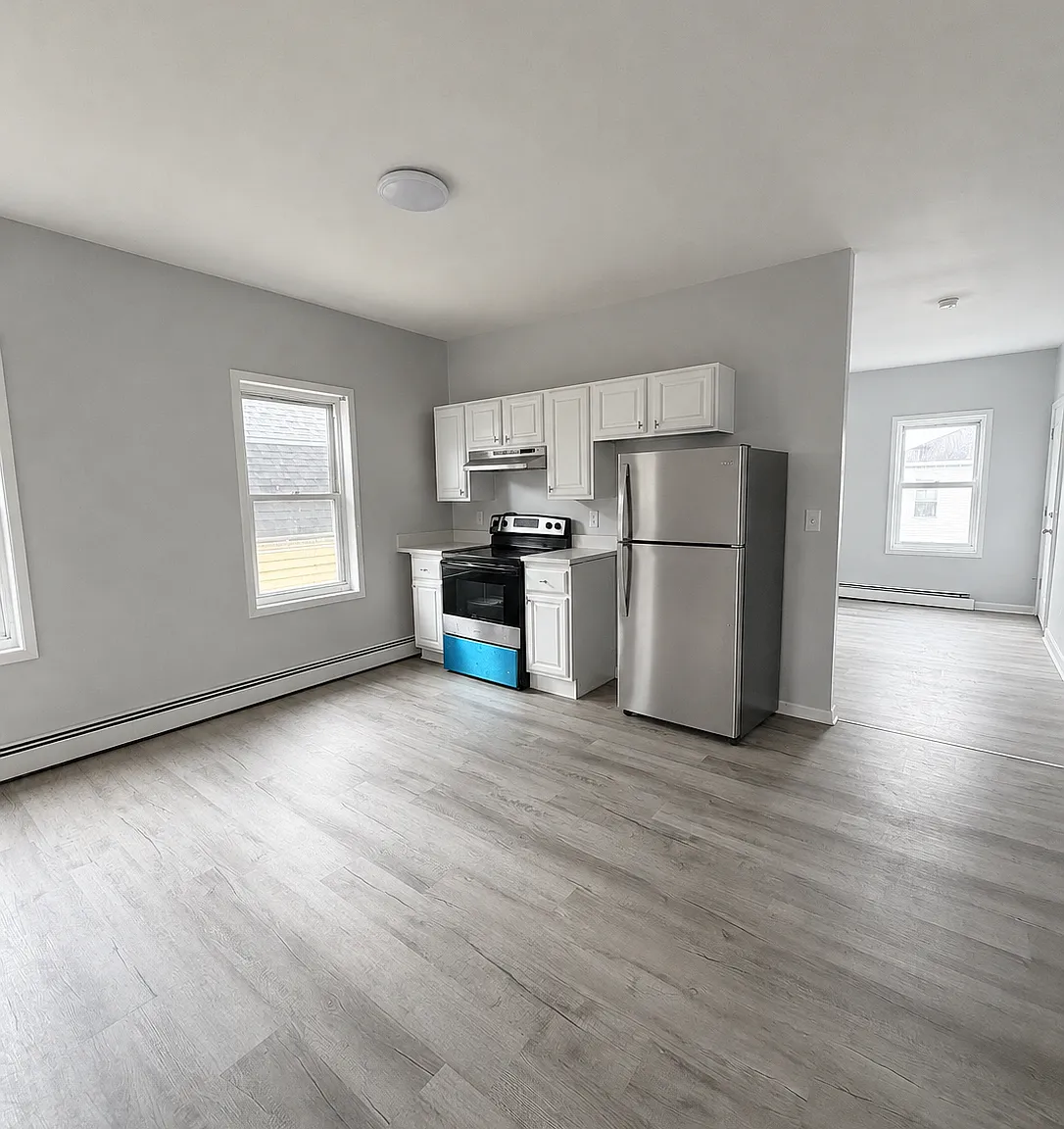 3 bed, 1005 sqft, $2,350 — Photo 3
