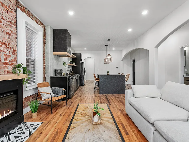 1822 Summit St #A — Photo 2