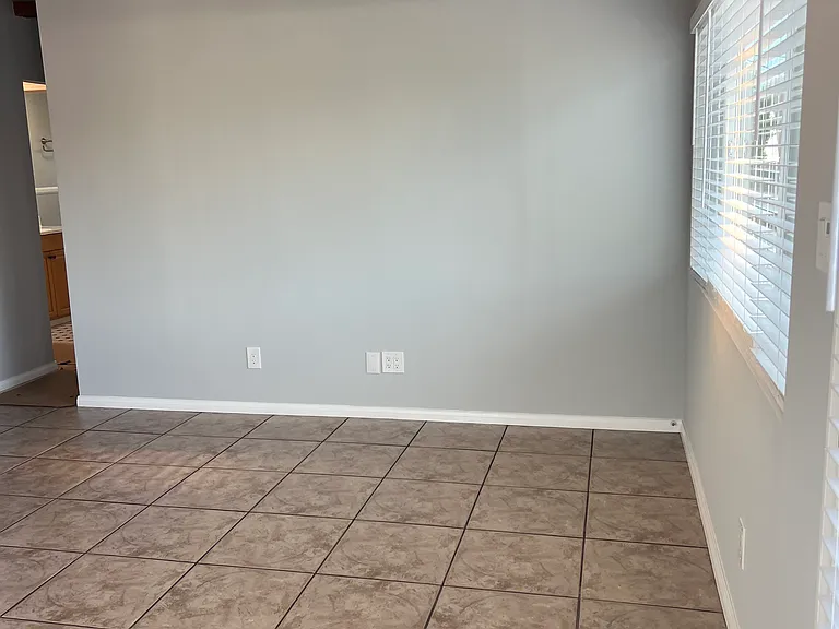 360 N Termino Ave — Photo 10