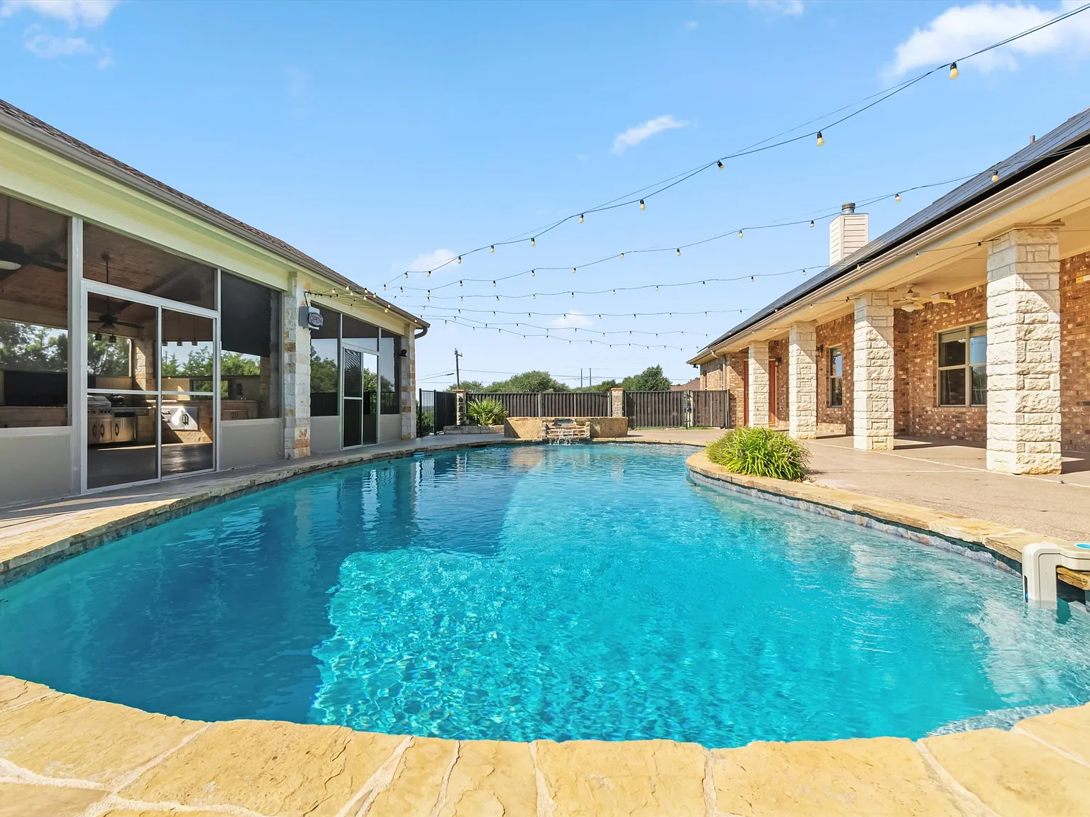 3 bed, 2497 sqft, $4,500 — Photo 4