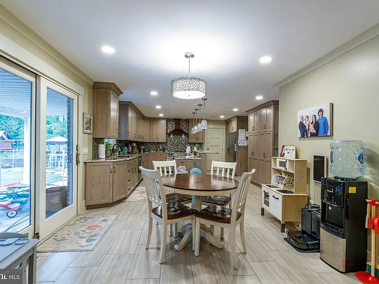 1135 Romsey Dr — Photo 9