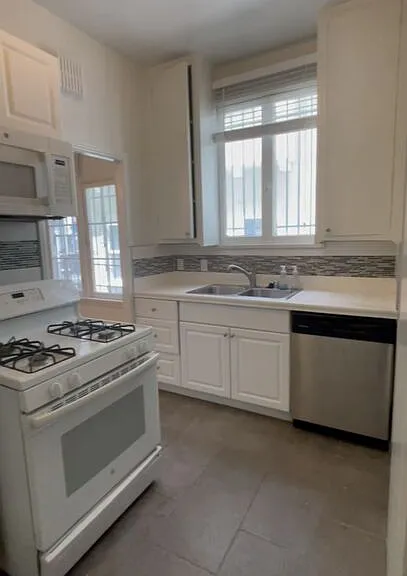 726 S Dunsmuir Ave — Photo 3