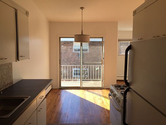3rd image of 14 Ivy St APT 6B