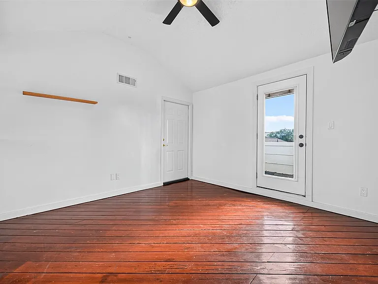 708 W Clay St — Photo 37