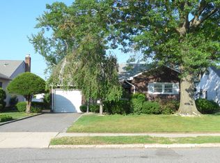 119 Knollwood Dr, Carle Place, NY 11514
