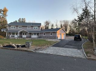 35 Peppermill Ln, Dix Hills, NY 11746