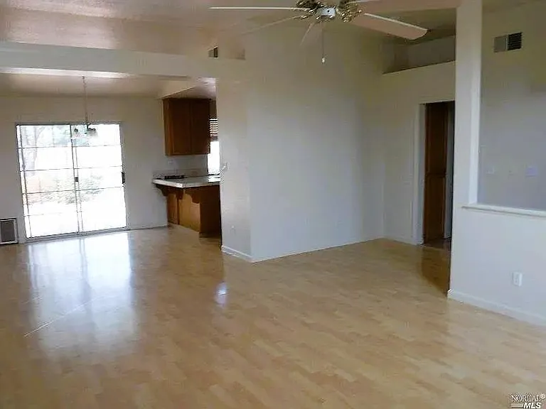 312 Larkspur Dr — Photo 2