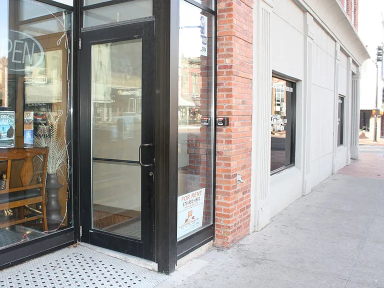 904 E Broadway — Photo 3