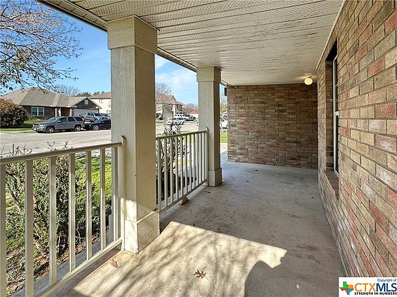 2nd image of 878 Lincolnshire Dr