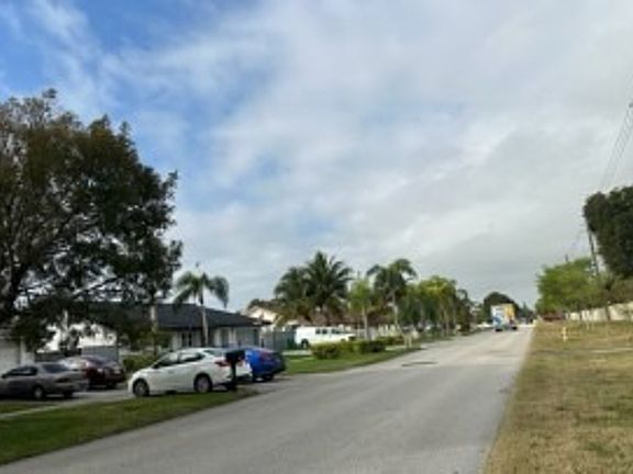 Exterior Neighborhood (street photo)