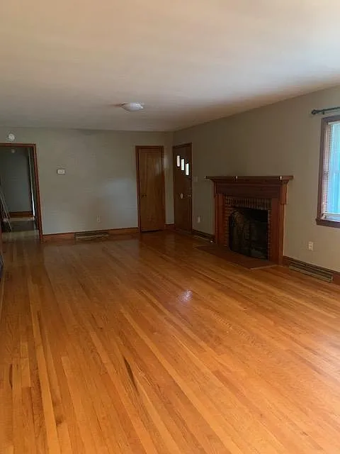 3 bed, 1.5 bath, 1682 sqft, $1,400 — Photo 3