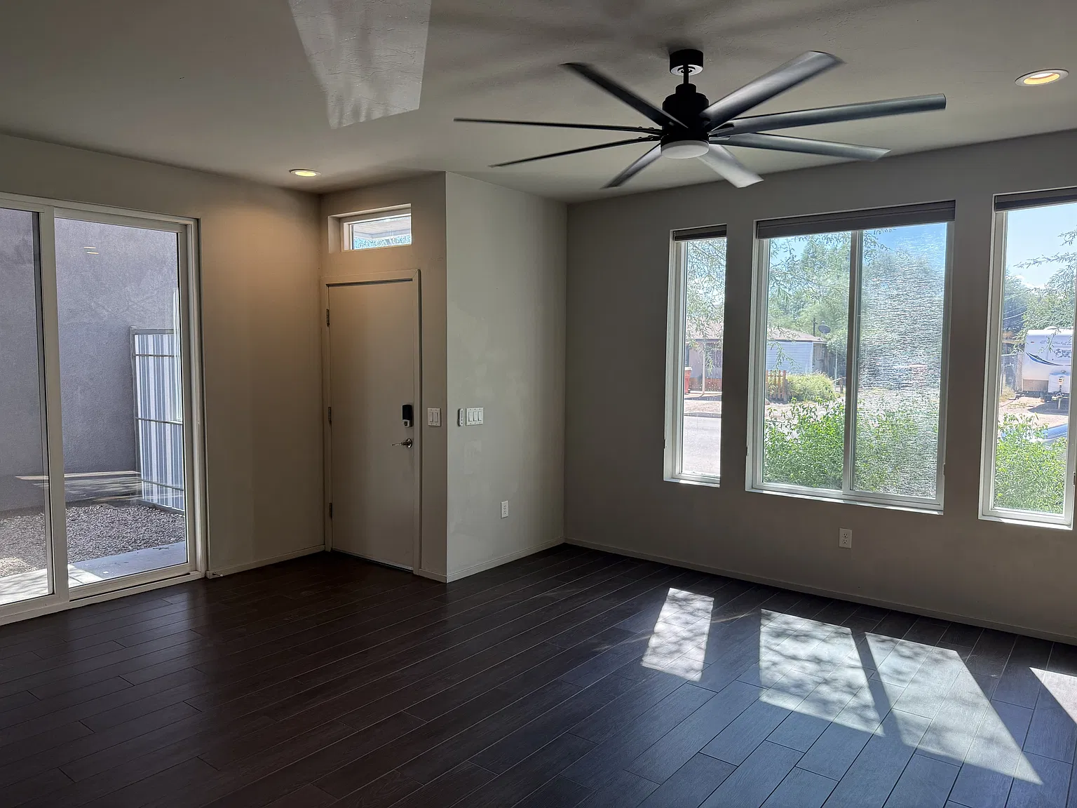 3 bed, 2.5 bath, 1624 sqft, $2,000 — Photo 4