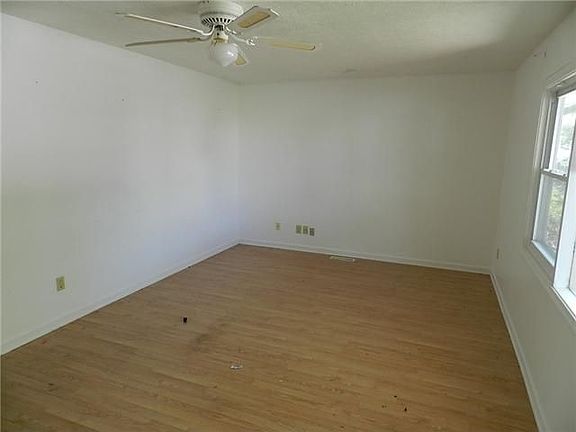3rd image of 3229 Welch Dr