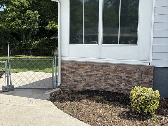 2nd image of 2825 Surrey Rd