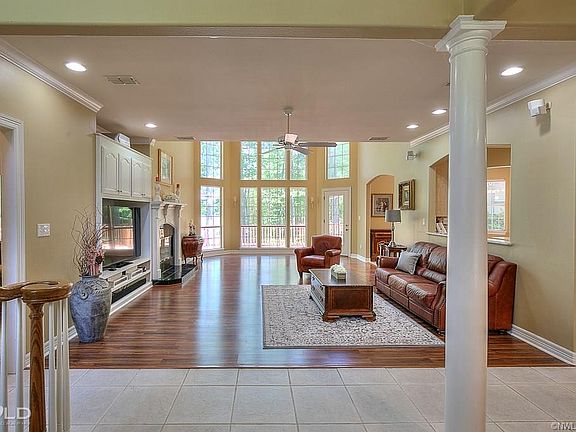 4th image of 4940 Old Oak Dr