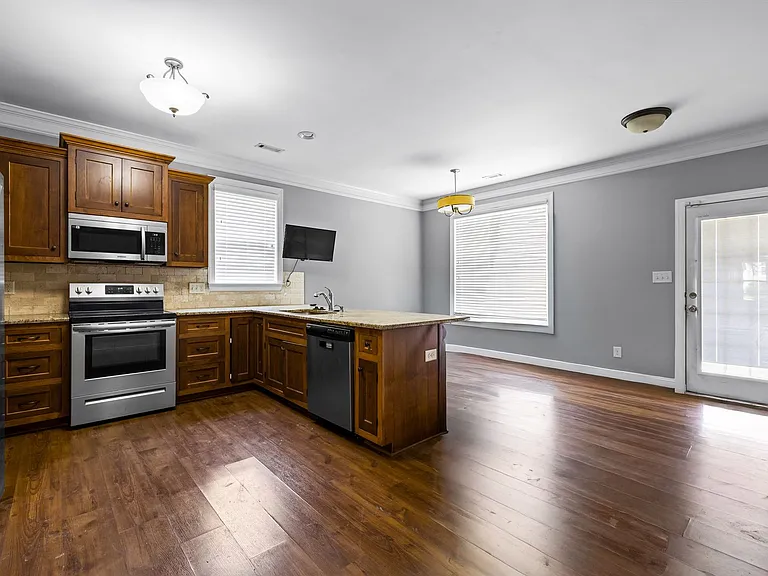 175 Colonial Ct — Photo 7