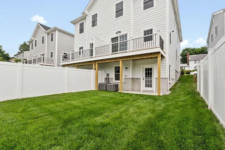 109 Park Ave E — Photo 2