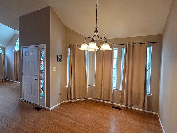4th image of 10 Wesley Ln