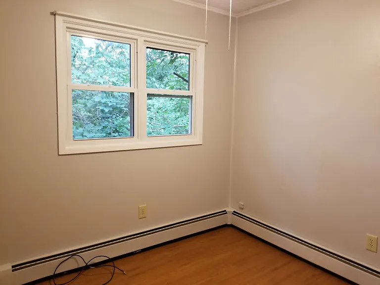 327 Moody St E — Photo 7